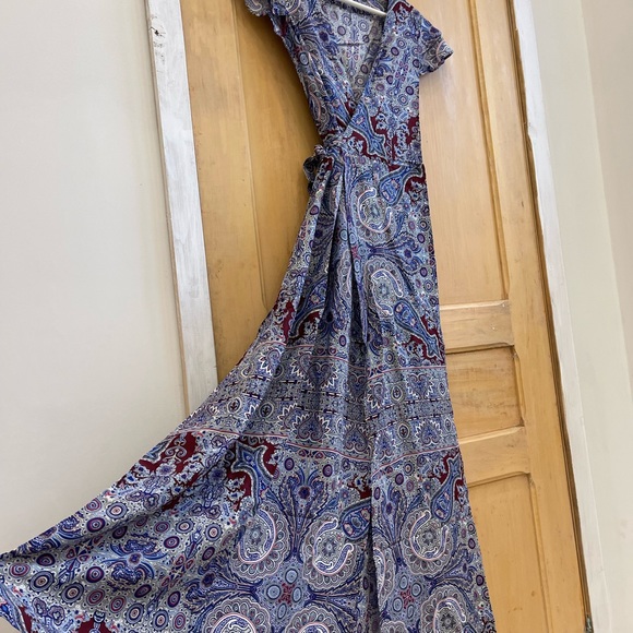 Wholesale. Selling as a lot. 200 dresses. Sizes vary from small to large 6$ each - Picture 9 of 16